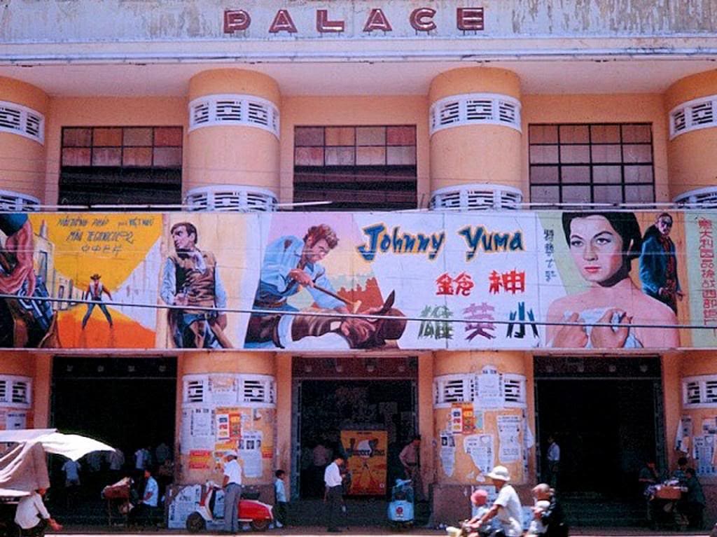Áp phích quảng cáo bộ phim "Johnny Yuma" của Italia trước một rạp chiếu phim.