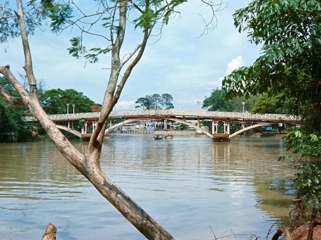 Cầu bắc qua rạch Thị Nghè.