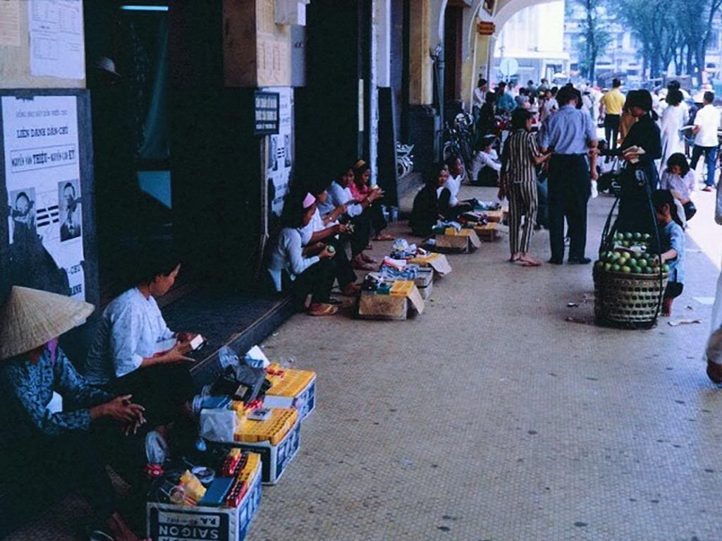 "Chợ đen" Sài Gòn, nơi bán các mặt hàng lậu với giá rẻ hơn chính hãng. Những thứ màu vàng là hộp phim Kodak.