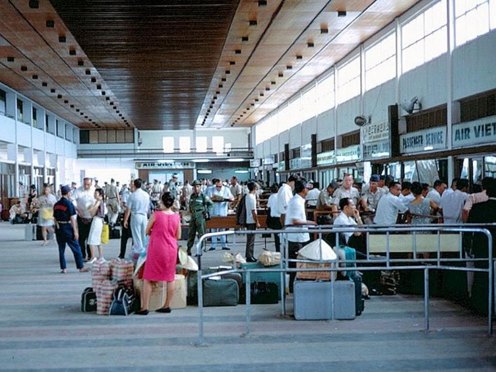 Khung cảnh trong nhà ga sân bay Tân Sơn Nhất.