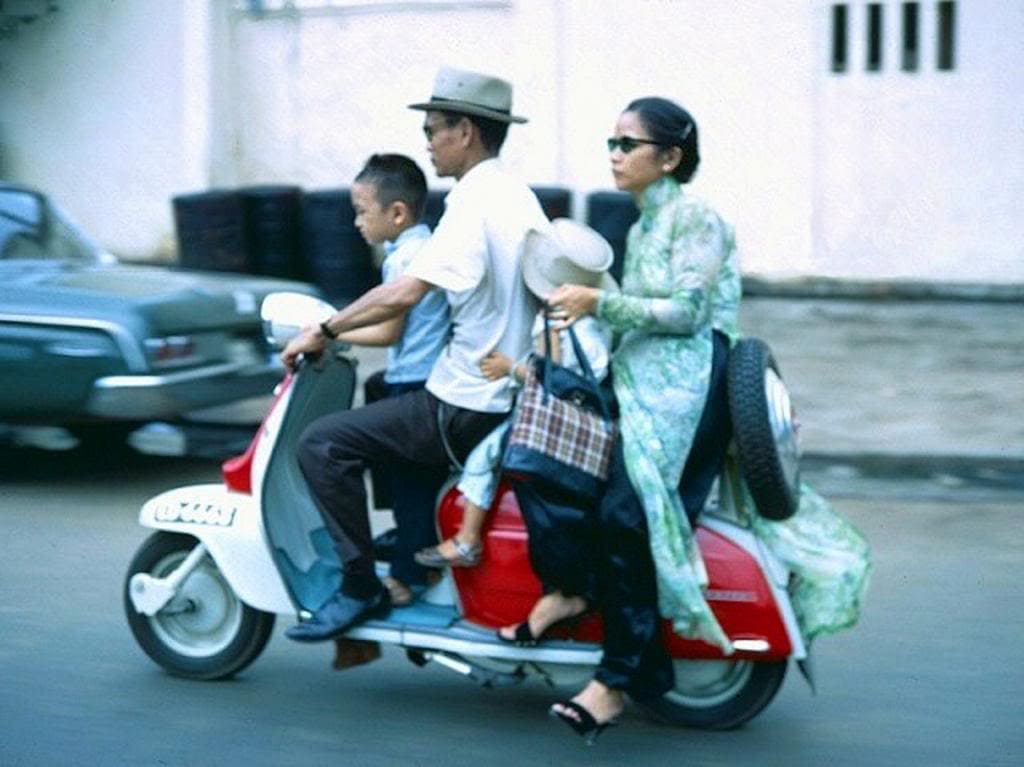 Một gia đình khá giả trên xe máy.