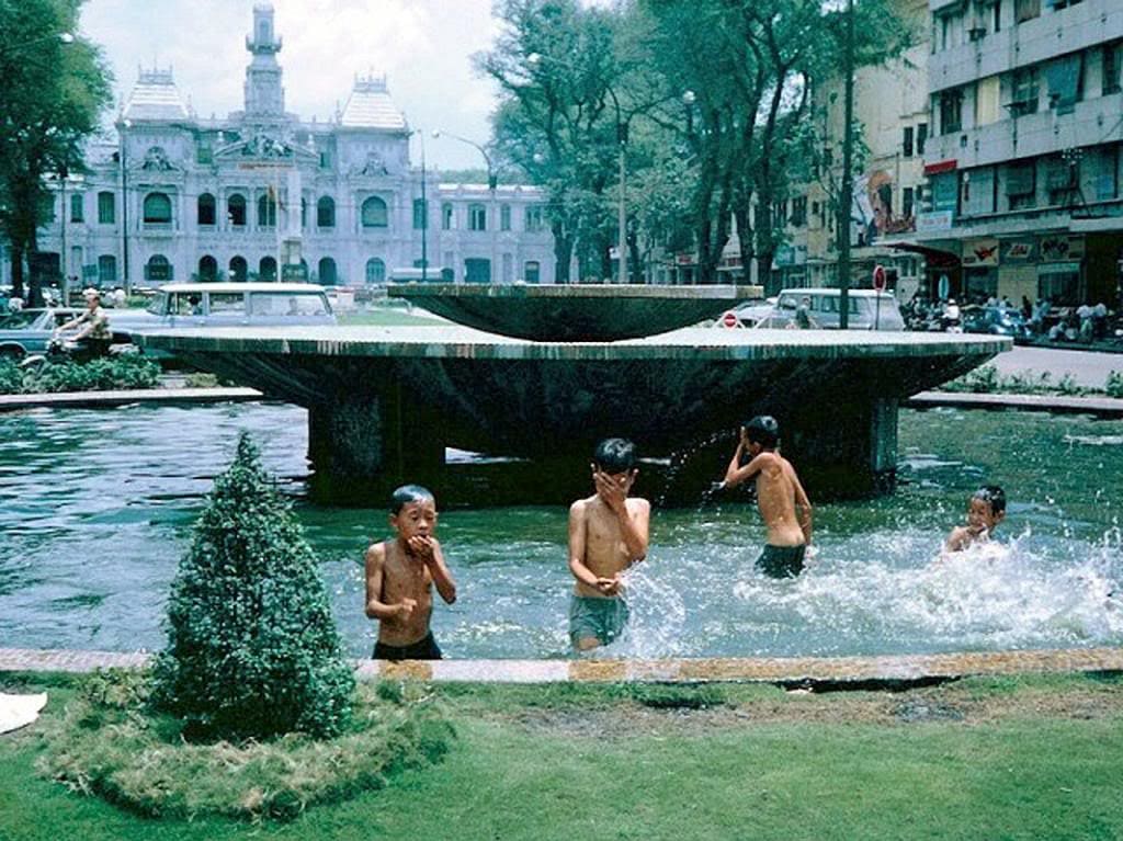 Trẻ em bơi lội tại đài phun nước giữa đại lộ Nguyễn Huệ.