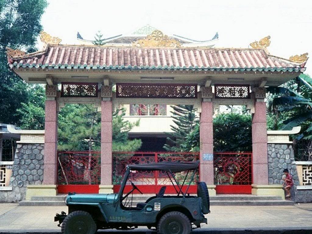 Xe jeep của lính Mỹ án ngữ trước cổng một ngôi chùa.