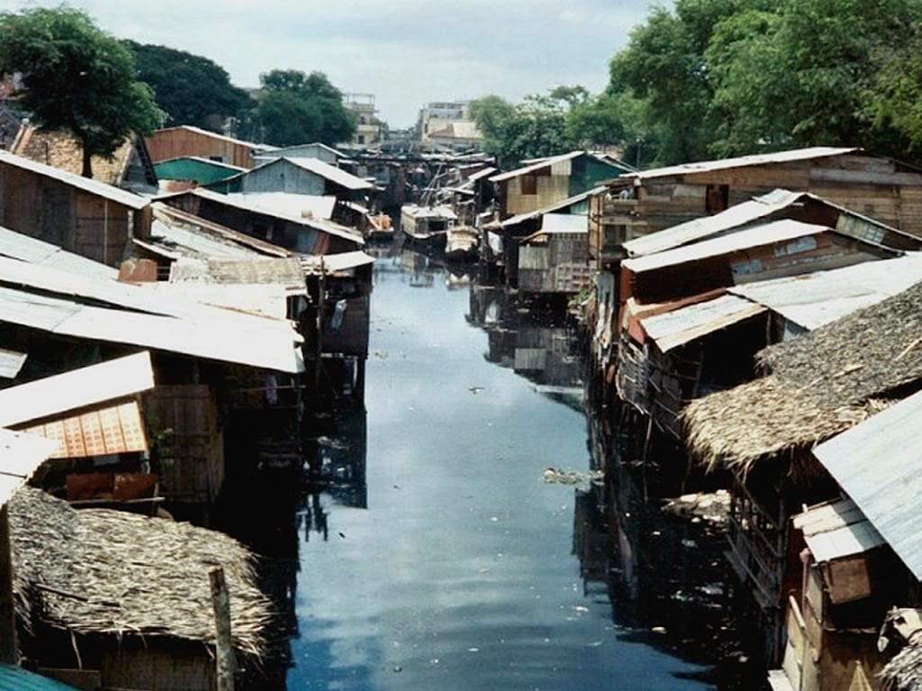 Xóm ổ chuột ở rạch Bãi Sậy.